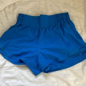 POOLSIDE lululemon hotty hot shorts 2.5 Inch size 4